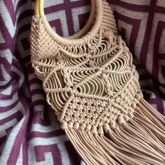 Unique Mauve Pink Macrame Boho Tassel Loop Handle Handbag - Picture 4 of 9